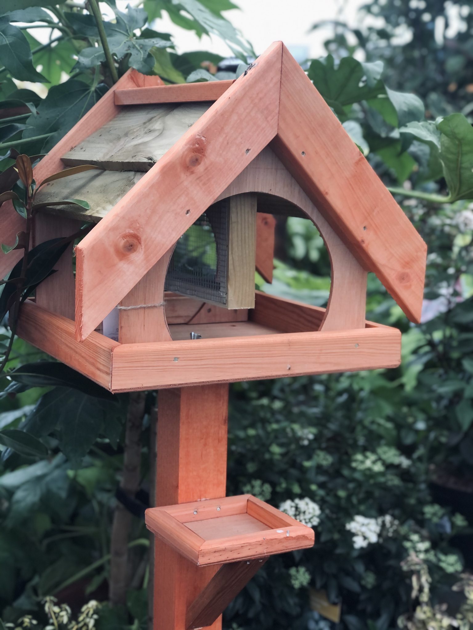 handmade-slatted-wooden-top-bird-table-with-build-in-feeder-whilton